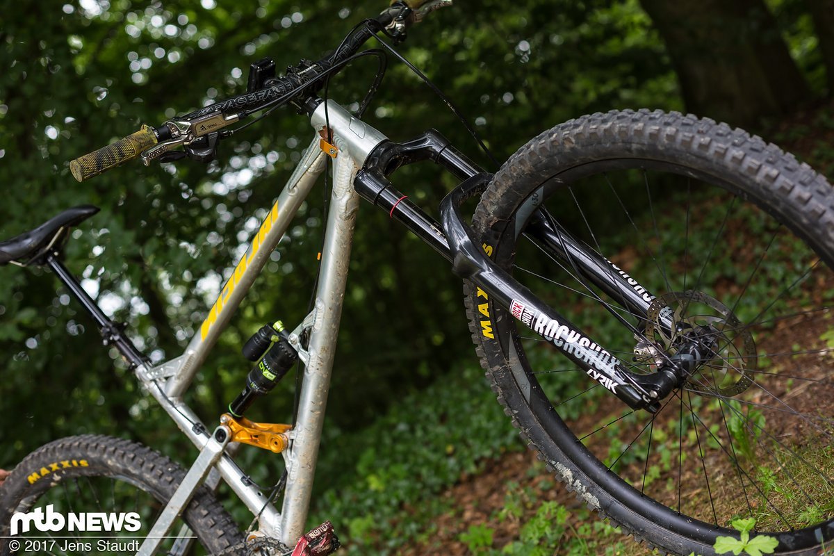 Schick, schwarz und wie aus einem Guss wirkt die RockShox Lyrik RCT3 für 2018 Schick, schwarz und wie aus einem Guss wirkt die RockShox Lyrik RCT3 für 2018