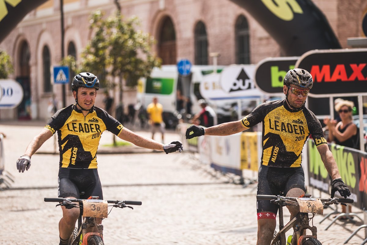 Simon und Urs feiern Platz 2 heute und bauen den Vorsprung auf das Team Centurion auf über 3 Minuten aus Simon und Urs feiern Platz 2 heute und bauen den Vorsprung auf das Team Centurion auf über 3 Minuten aus