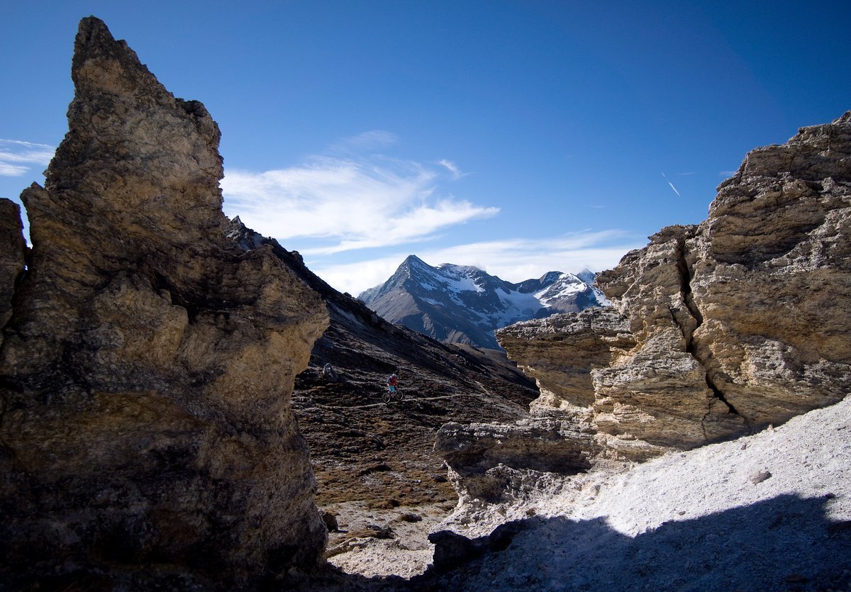 Die Faszination für die Berge trägt Uta seit ihrer frühen Kindheit in sich. Zur Mountainbikerin ist sie jedoch erst durch ihren Sohn gekommen. Die Faszination für die Berge trägt Uta seit ihrer frühen Kindheit in sich. Zur Mountainbikerin ist sie jedoch erst durch ihren Sohn gekommen.