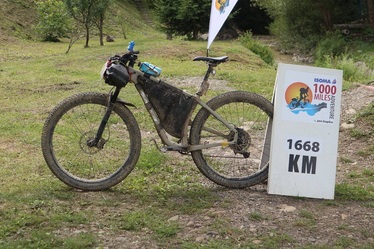 Das Salsa Woodsmoke ist ein schickes Carbon-Hardtail mit 120 mm Federweg an der Front. Das Rad soll perfekt für den Bikepacking-Einsatz geeignet sein und rollt auf drei Zoll breiten 29"-Laufrädern. Das Salsa Woodsmoke ist ein schickes Carbon-Hardtail mit 120 mm Federweg an der Front. Das Rad soll perfekt für den Bikepacking-Einsatz geeignet sein und rollt auf drei Zoll breiten 29"-Laufrädern.