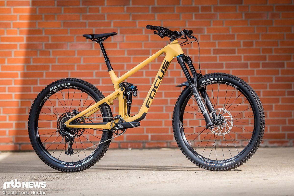 14,6 kg Gewicht, 4.499 €: Das sind die harten Fakten des Focus Sam 9.9. Das Carbon-Bike verfügt über 170 mm Federweg. 14,6 kg Gewicht, 4.499 €: Das sind die harten Fakten des Focus Sam 9.9. Das Carbon-Bike verfügt über 170 mm Federweg.