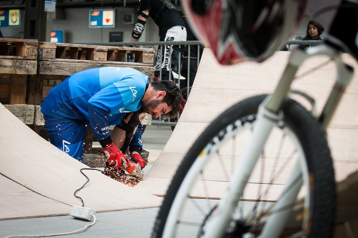 Aiko Göhler war bei der Berliner Fahrradschau nicht nur Fahrer, sondern auch Helfer beim Streckenbau für den MDC 4X-Kurs Aiko Göhler war bei der Berliner Fahrradschau nicht nur Fahrer, sondern auch Helfer beim Streckenbau für den MDC 4X-Kurs