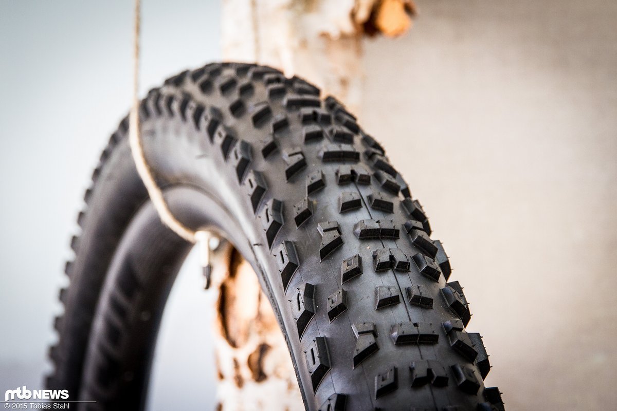 Er ist eher auch für weichere Böden geeignet und soll der bessere Allrounder für aggressive Trail-Ausfahrten sein Er ist eher auch für weichere Böden geeignet und soll der bessere Allrounder für aggressive Trail-Ausfahrten sein