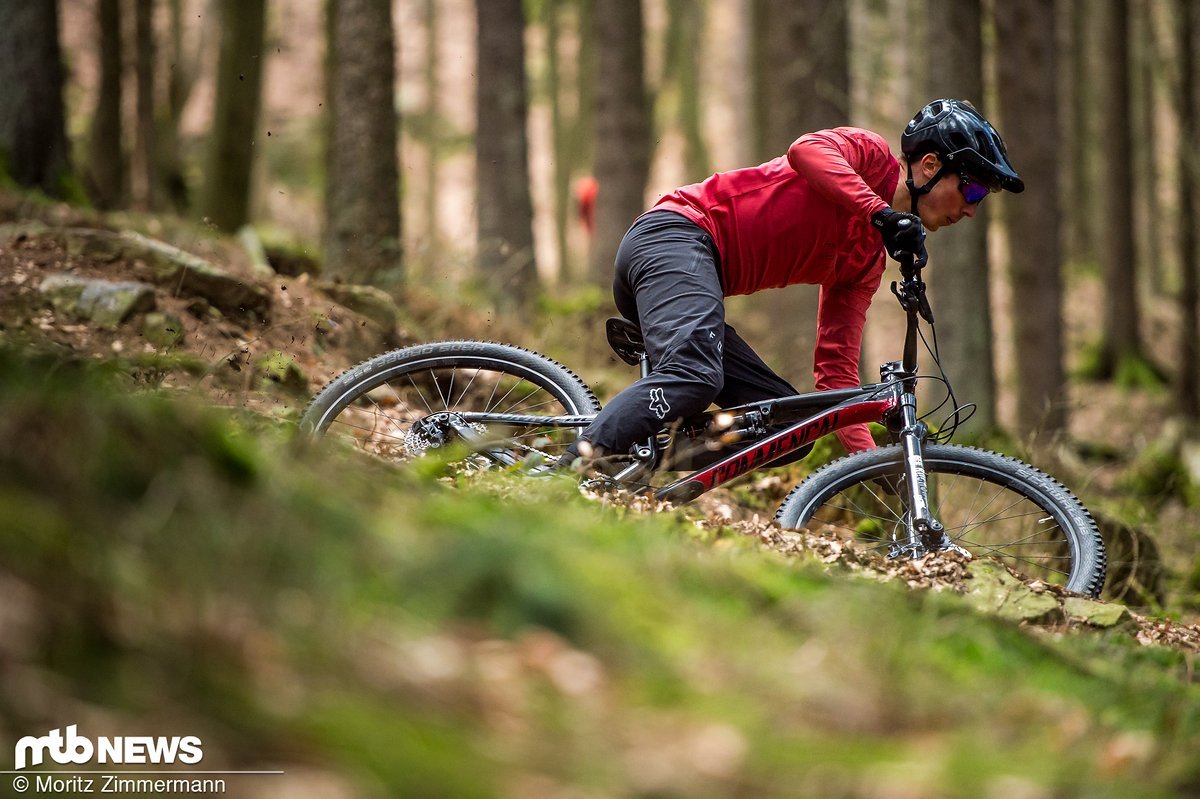 Das Fox Flexair Delta Long Sleeve-Trikot ist für glatte 80,00 € in drei Farben und fünf Größen erhältlich, die dazu passende Flexair Short ist 5 € teurer Das Fox Flexair Delta Long Sleeve-Trikot ist für glatte 80,00 € in drei Farben und fünf Größen erhältlich, die dazu passende Flexair Short ist 5 € teurer