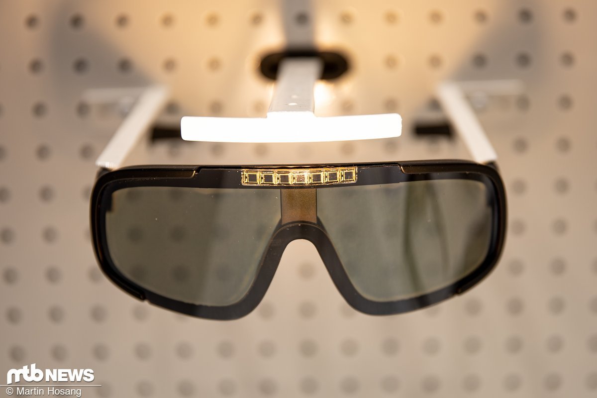 Die POC Aspire Solar Switch-Brille soll dank eines dünnen flüssigen Kristallfilms deutlich schneller abdunkeln als eine photocromatische Brille Die POC Aspire Solar Switch-Brille soll dank eines dünnen flüssigen Kristallfilms deutlich schneller abdunkeln als eine photocromatische Brille