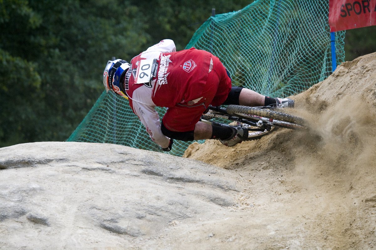 2007, WC Vigo, Spanien. Nathan Rennie beim 4X Weltcup: Eine Legende im Downhill, eine Augenweide im 4X, auch wenn er nicht ernsthaft um den Sieg fuhr. 2007, WC Vigo, Spanien. Nathan Rennie beim 4X Weltcup: Eine Legende im Downhill, eine Augenweide im 4X, auch wenn er nicht ernsthaft um den Sieg fuhr.