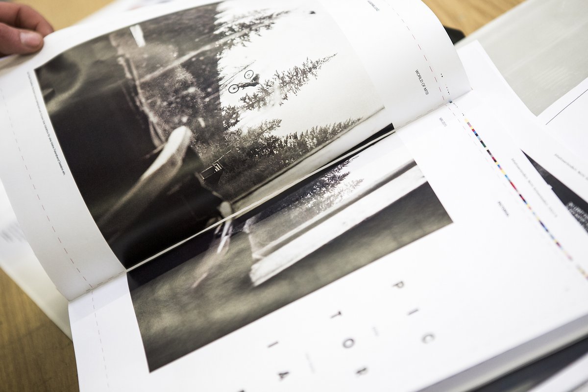 Und noch einmal Hoshi Yoshida. Sieben Seiten schwarz-weiß Pictorial mit analogen Leica Bildern. Und noch einmal Hoshi Yoshida. Sieben Seiten schwarz-weiß Pictorial mit analogen Leica Bildern.
