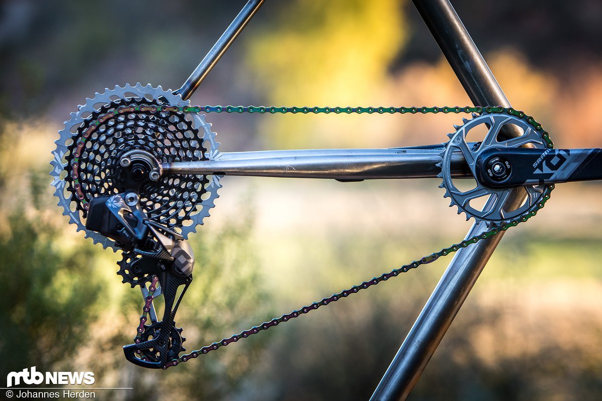 Die brandneue SRAM Eagle AXS-Schaltung gibt es als XX1-Modell für den XC-Einsatz und als robustere X01-Variante für alle Trail- und Enduro-Bikes. Der Preis: 2100 € / 2000 €. Hier gibt's alle Infos zur Edelschaltung! Die brandneue SRAM Eagle AXS-Schaltung gibt es als XX1-Modell für den XC-Einsatz und als robustere X01-Variante für alle Trail- und Enduro-Bikes. Der Preis: 2100 € / 2000 €. Hier gibt's alle Infos zur Edelschaltung!