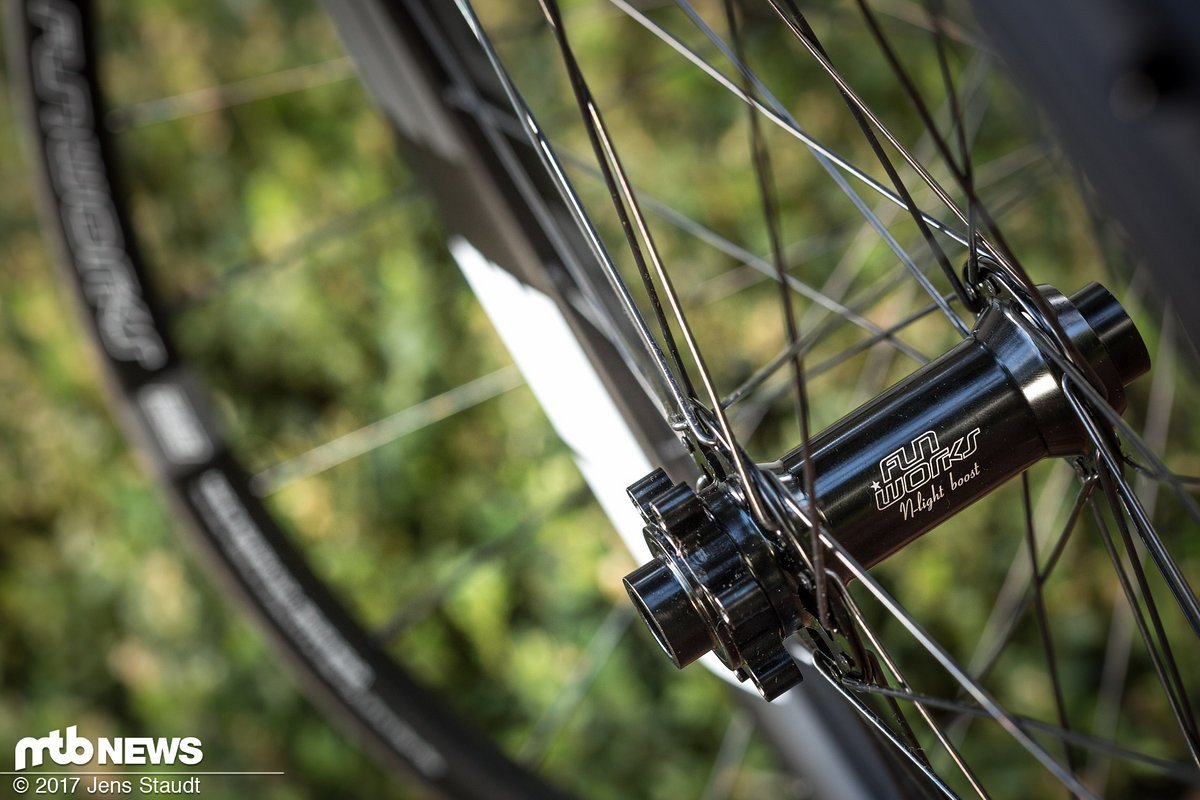 Günstig, haltbar, gut? Mit dem AM Ride 30 schickt Fun Works einen Laufradsatz ins Rennen, der derzeit für schlanke 399,00 € erhältlich ist Günstig, haltbar, gut? Mit dem AM Ride 30 schickt Fun Works einen Laufradsatz ins Rennen, der derzeit für schlanke 399,00 € erhältlich ist