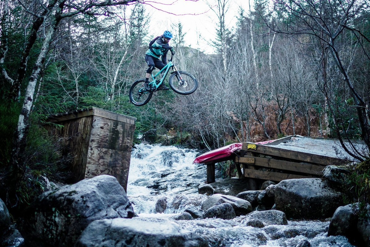 Max segelt über den "Der Hazzard Hoofer" - ein nach den Dudes benanntes Fluss Gap auf der legendären Downhillstrecke in Fort William. Max segelt über den "Der Hazzard Hoofer" - ein nach den Dudes benanntes Fluss Gap auf der legendären Downhillstrecke in Fort William.