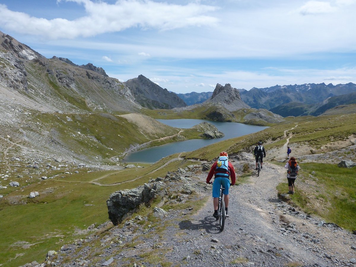 Nach der Abfahrt zum Lac Roburent geht es auf der anderen Seite wieder hoch zum Colle della Scaletta auf italienischer Seite. Nach der Abfahrt zum Lac Roburent geht es auf der anderen Seite wieder hoch zum Colle della Scaletta auf italienischer Seite.