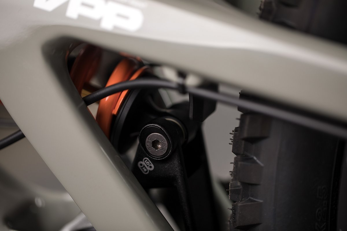 Dank verstellbarer Geometrie lässt sich das neue Santa Cruz V10 perfekt an die eigenen Bedürfnisse anpassen. Dank verstellbarer Geometrie lässt sich das neue Santa Cruz V10 perfekt an die eigenen Bedürfnisse anpassen.