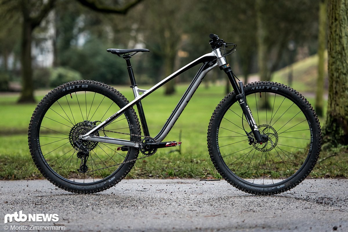 Das Alutech CheapTrick spricht Hardtail-Puristen, Leute die ihre Fahrtechnik verbessern wollen oder solche, die einfach ein fähiges Trailbike für wenig Geld suchen, an. Das Alutech CheapTrick spricht Hardtail-Puristen, Leute die ihre Fahrtechnik verbessern wollen oder solche, die einfach ein fähiges Trailbike für wenig Geld suchen, an.