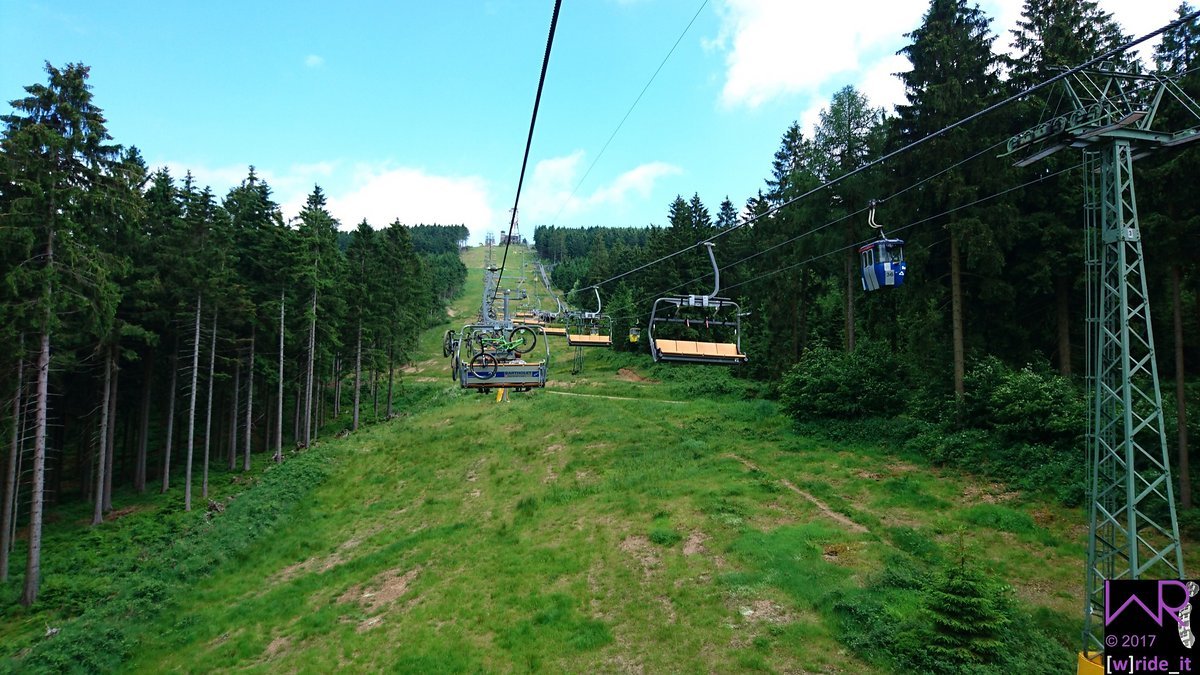 Die Bocksberg Hahnenklee betreibt sowohl Sessellift als auch Gondel - die Wartezeiten hielten sich in Grenzen Die Bocksberg Hahnenklee betreibt sowohl Sessellift als auch Gondel - die Wartezeiten hielten sich in Grenzen