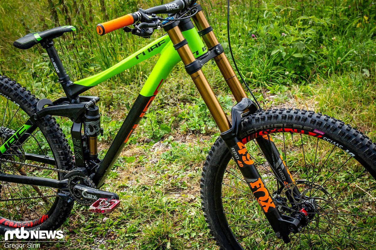 Während einige der frühen 29" Prototypen im Downhill-Bereich auf Federweg verzichten mussten, verfügt die Fox 49 Factory-Federgabel in unserem Testbike über satte 200 mm Federweg. Während einige der frühen 29" Prototypen im Downhill-Bereich auf Federweg verzichten mussten, verfügt die Fox 49 Factory-Federgabel in unserem Testbike über satte 200 mm Federweg.
