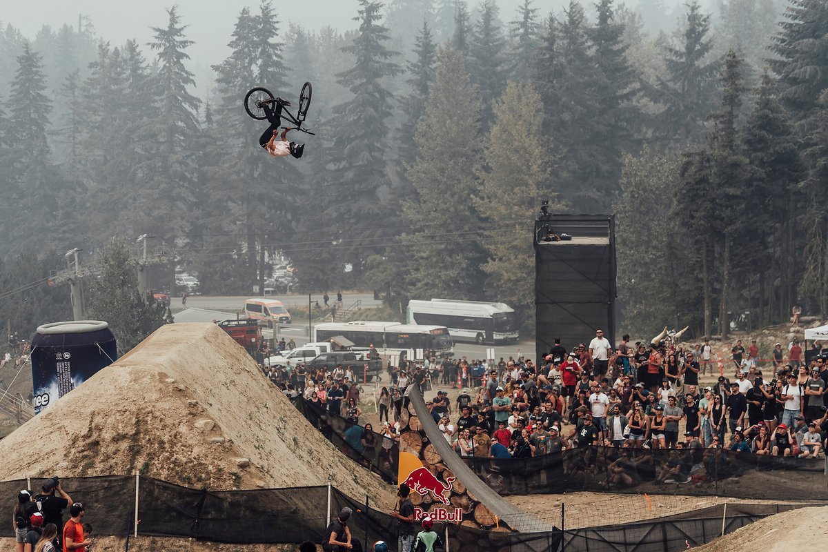 Noch einer und noch einer und noch einer: Hier baut Erik in seinen Backflip noch drei Barspins ein Noch einer und noch einer und noch einer: Hier baut Erik in seinen Backflip noch drei Barspins ein