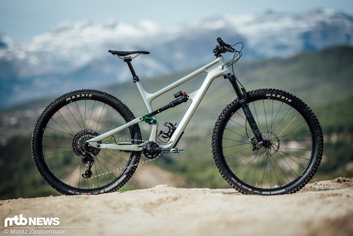 Das Cannondale Habit Carbon 2 ist eine gute Wahl für all diejenigen, die gerne mit dem Untergrund spielen, wenig Federweg bevorzugen und dafür auch bereit sind, mehr Rückmeldung vom Untergrund zu bekommen Das Cannondale Habit Carbon 2 ist eine gute Wahl für all diejenigen, die gerne mit dem Untergrund spielen, wenig Federweg bevorzugen und dafür auch bereit sind, mehr Rückmeldung vom Untergrund zu bekommen