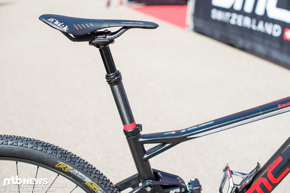 Die leichte LEV Carbon Variostütze bietet 65 mm Hub Die leichte LEV Carbon Variostütze bietet 65 mm Hub