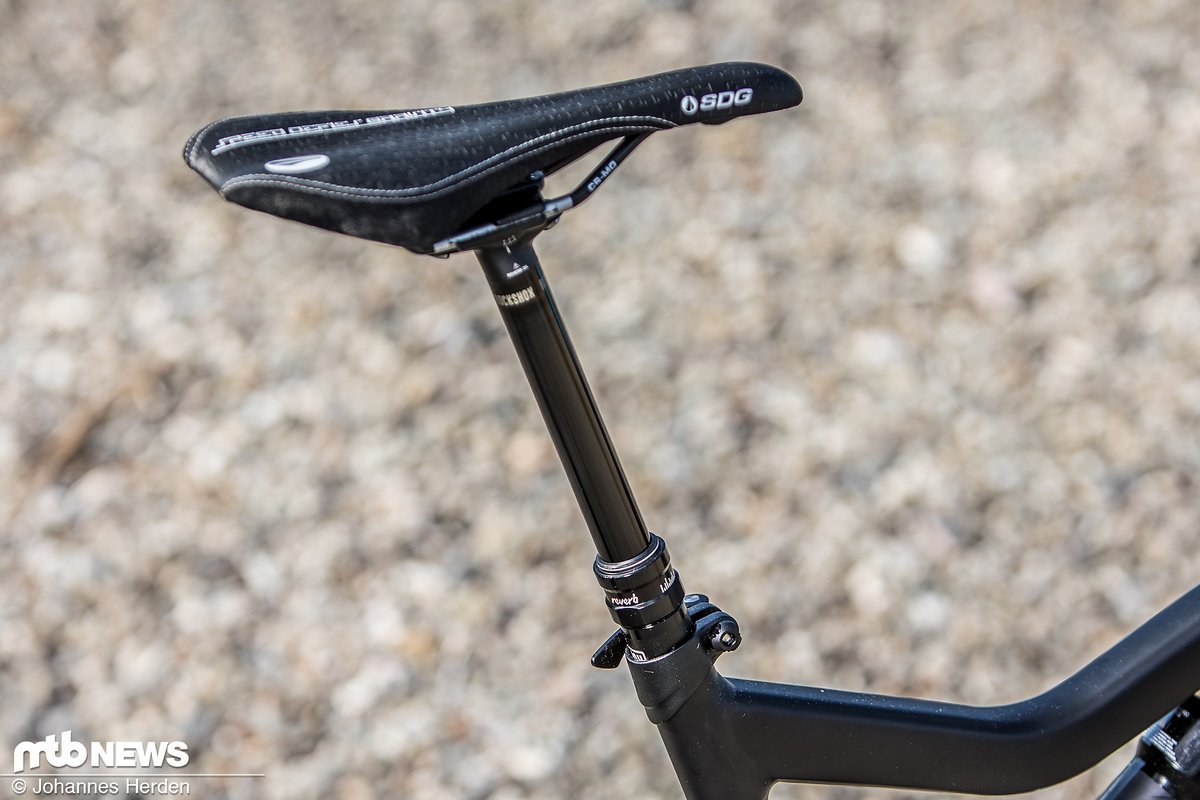 Per Knopfdruck aus dem Weg: Der Sattel lässt sich per RockShox Reverb verstellen Per Knopfdruck aus dem Weg: Der Sattel lässt sich per RockShox Reverb verstellen