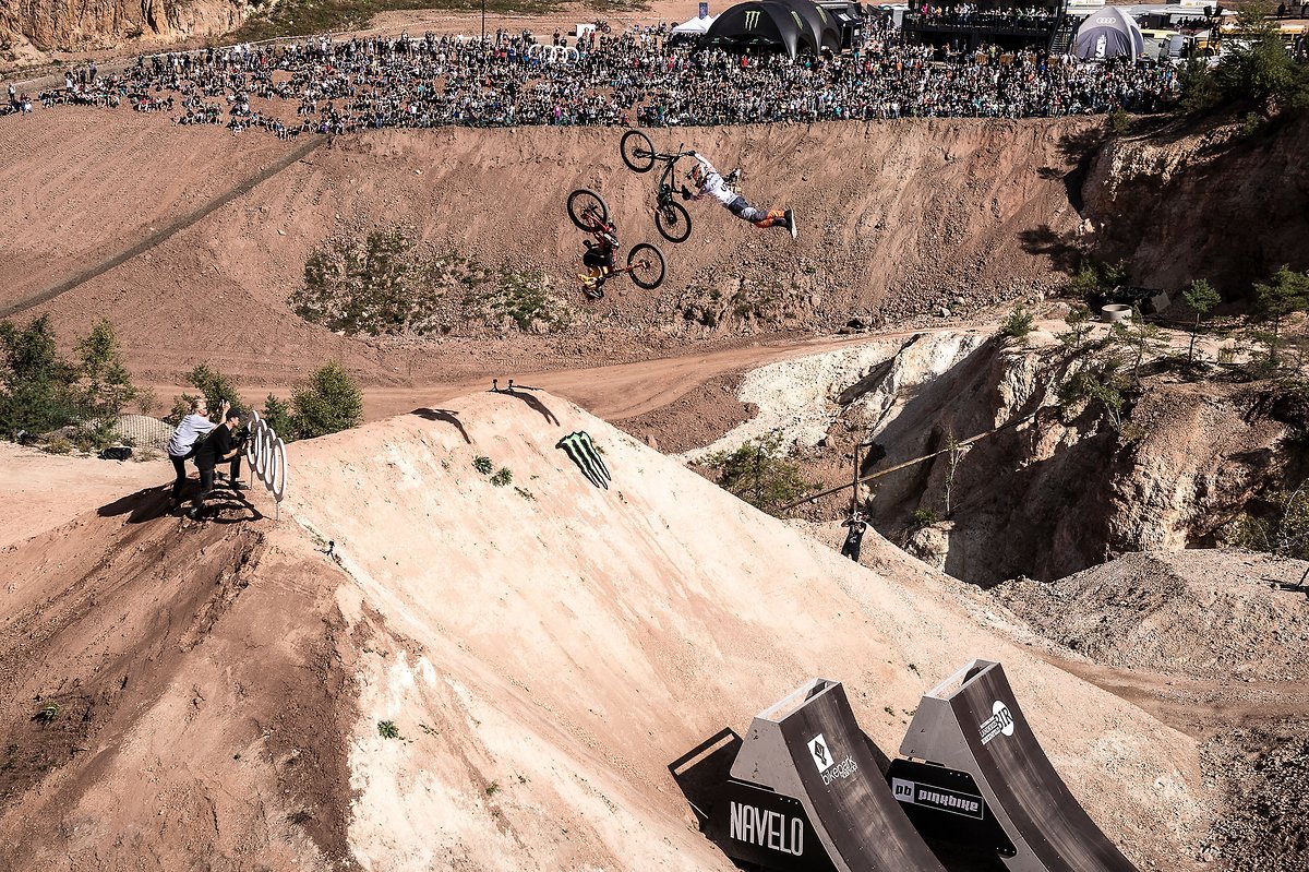 Frontflip Superman in der Kombination: Jackson Goldstone und Sam Reynolds Frontflip Superman in der Kombination: Jackson Goldstone und Sam Reynolds