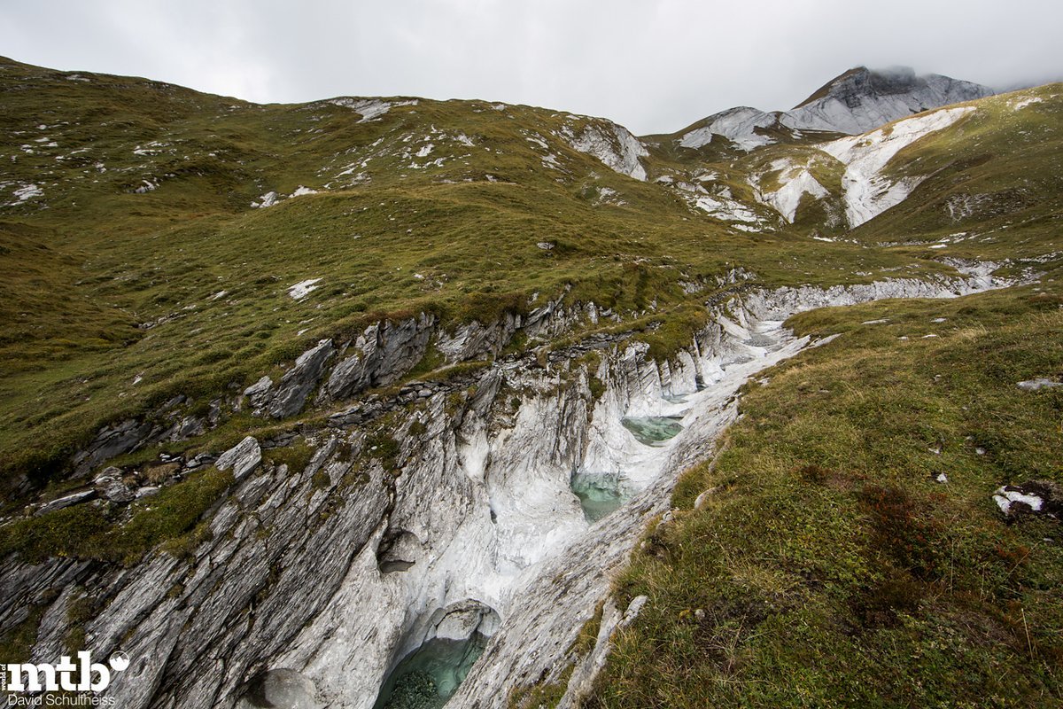 Unscheinbarer Weg in der Karstlandschaft des Val Maliens. Die durch eine starke Strömung erzeugten Strudel erodieren den Kalkstein zum Designobjekt. „Gletschermühlen“ nennt sich dieses Phänomen. Unscheinbarer Weg in der Karstlandschaft des Val Maliens. Die durch eine starke Strömung erzeugten Strudel erodieren den Kalkstein zum Designobjekt. „Gletschermühlen“ nennt sich dieses Phänomen.