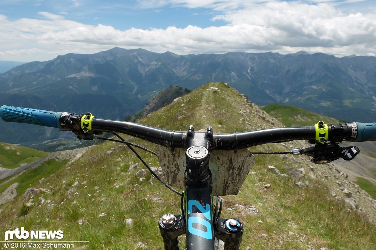 "Start" des Tages. Nach nur 3,5h Uphill. Was folgt sind knapp 300Tiefenmeter Rampage-artige Fallline. Geil! Und dann knapp 1000 Tiefenmeter Stage nonstop in knapp 10 Minuten. noch geiler. und brutal schnell. Heiße Bremsen!!! "Start" des Tages. Nach nur 3,5h Uphill. Was folgt sind knapp 300Tiefenmeter Rampage-artige Fallline. Geil! Und dann knapp 1000 Tiefenmeter Stage nonstop in knapp 10 Minuten. noch geiler. und brutal schnell. Heiße Bremsen!!!