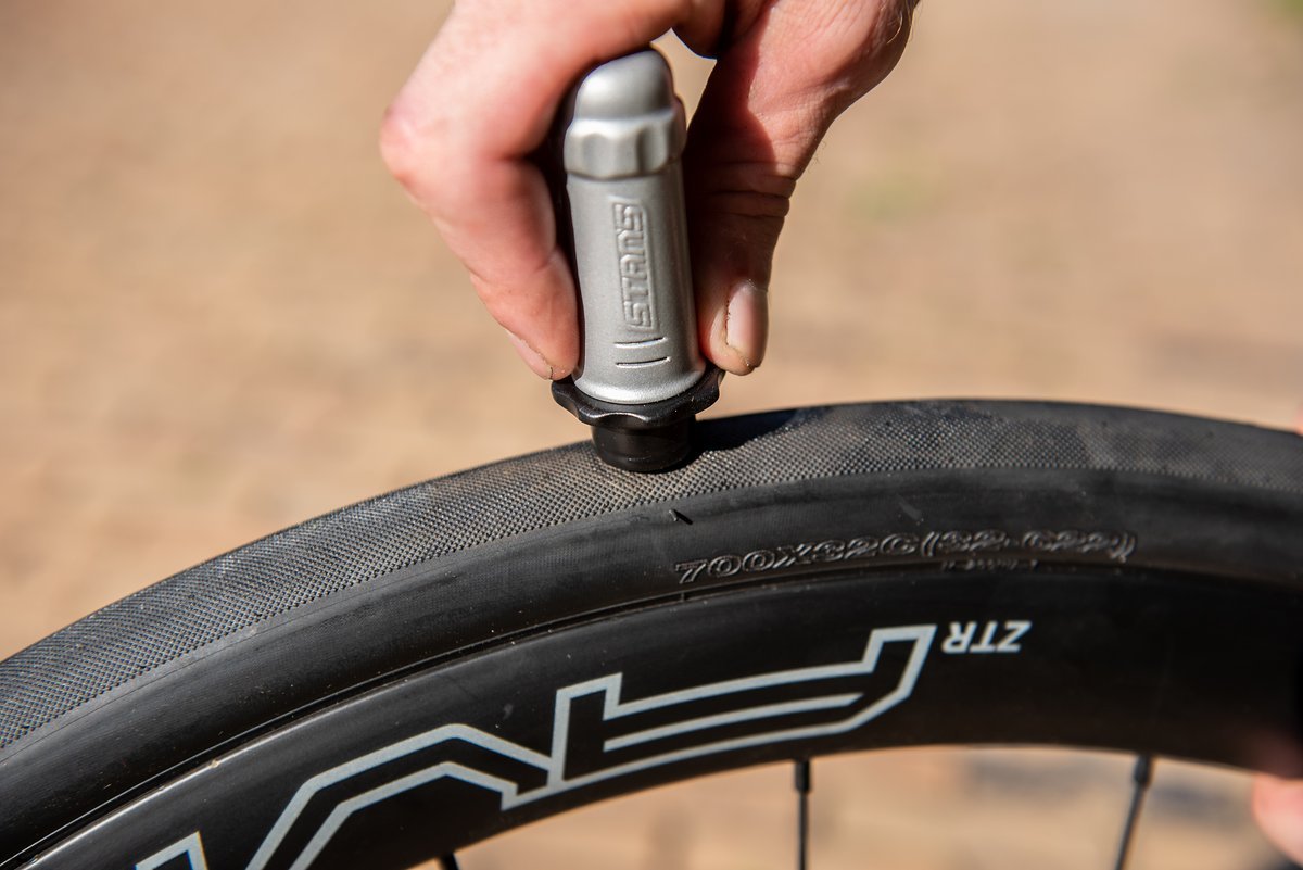 Auch für Rennrad-Reifen soll das neue Flickwerkzeug bestens geeignet sein, da es sich perfekt der Reifenoberflächen anpassen soll. Auch für Rennrad-Reifen soll das neue Flickwerkzeug bestens geeignet sein, da es sich perfekt der Reifenoberflächen anpassen soll.