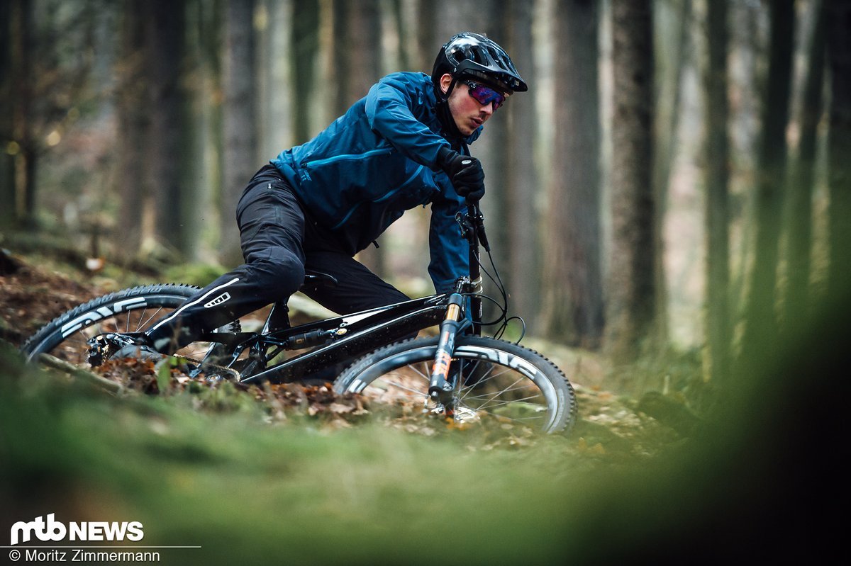 Enge Kurven, überspringbare Hindernisse und Wellen sorgen an Bord des agilen Enduro-Bike für jede Menge Spaß. Enge Kurven, überspringbare Hindernisse und Wellen sorgen an Bord des agilen Enduro-Bike für jede Menge Spaß.
