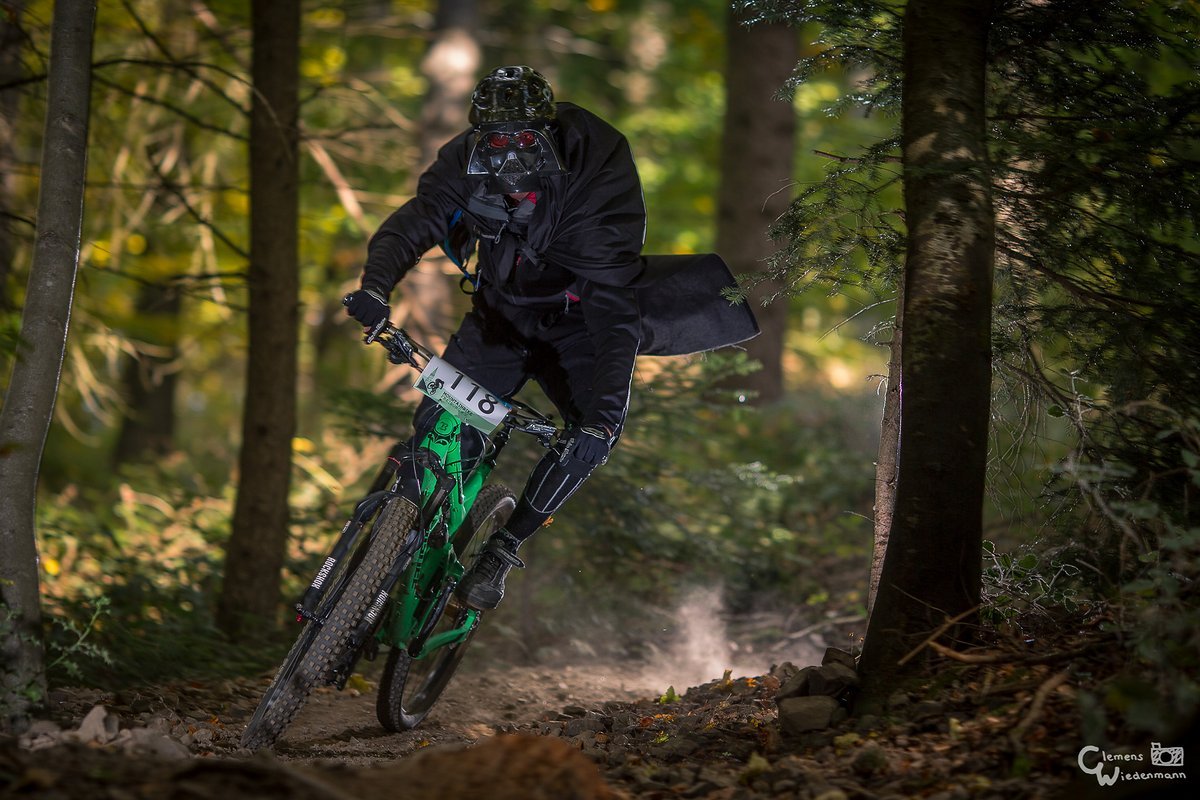 Sei die (Seh-)Kraft mit ihm: Darth Vader Felix Schmidt im Blindflug Richtung Tal. Sei die (Seh-)Kraft mit ihm: Darth Vader Felix Schmidt im Blindflug Richtung Tal.