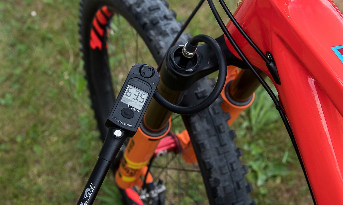 Die Fox 36er Gabel verfügt über die neue FIT Dämpfungseinheit und spricht dank grösserer Negativ-Luftkammer feiner an Die Fox 36er Gabel verfügt über die neue FIT Dämpfungseinheit und spricht dank grösserer Negativ-Luftkammer feiner an