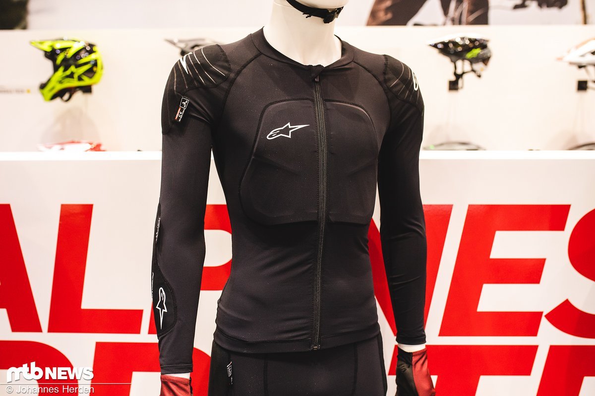 Die Alpinestars Paragon Lite Protektoren-Jacke setzt auf das gleiche Material wie Knie- und Ellenbogen-Schoner. Die Alpinestars Paragon Lite Protektoren-Jacke setzt auf das gleiche Material wie Knie- und Ellenbogen-Schoner.