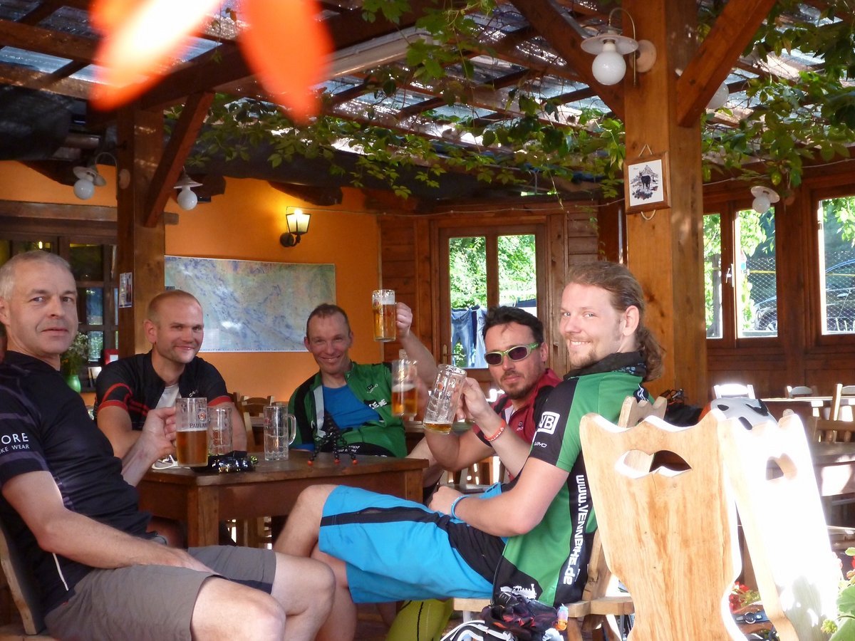 Prost, isotonische Kaltgetränke sind Grundnahrungsmittel zur Wiederherstellung der Leistungsbereitschaft. Prost, isotonische Kaltgetränke sind Grundnahrungsmittel zur Wiederherstellung der Leistungsbereitschaft.