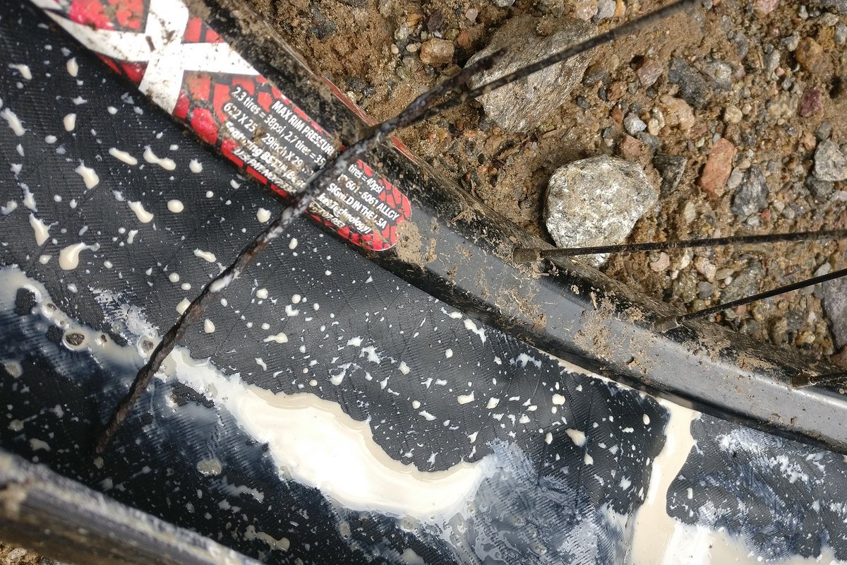 Böser Nagel, der du irgendwo auf der Straße lagst! Auf dem Trail habe ich mir den definitiv nicht aufgegabelt Böser Nagel, der du irgendwo auf der Straße lagst! Auf dem Trail habe ich mir den definitiv nicht aufgegabelt