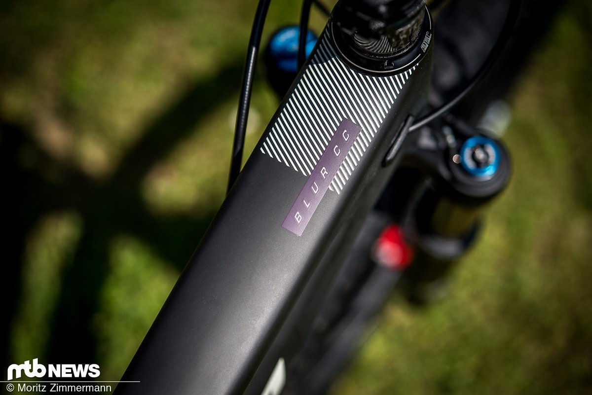 Die Geometrie das Santa Cruz Blur fällt für ein Cross Country-Bike ziemlich modern aus und verspricht einiges an Fahrspaß, ohne zu sehr ins Extrem überzuschlagen. Die Geometrie das Santa Cruz Blur fällt für ein Cross Country-Bike ziemlich modern aus und verspricht einiges an Fahrspaß, ohne zu sehr ins Extrem überzuschlagen.