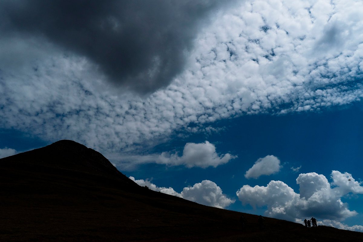 Zu allem Überfluss zogen abends noch dunkle Wolken auf, die sich in Form von Regen auf dem Transfer ins Nachcamp über die Fahrer ergossen. Zu allem Überfluss zogen abends noch dunkle Wolken auf, die sich in Form von Regen auf dem Transfer ins Nachcamp über die Fahrer ergossen.