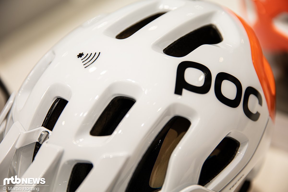 Das Symbol auf der Oberseite zeigt es an: Dieser POC Tectal-Helm ist mit einem NFC-Chip ausgestattet Das Symbol auf der Oberseite zeigt es an: Dieser POC Tectal-Helm ist mit einem NFC-Chip ausgestattet