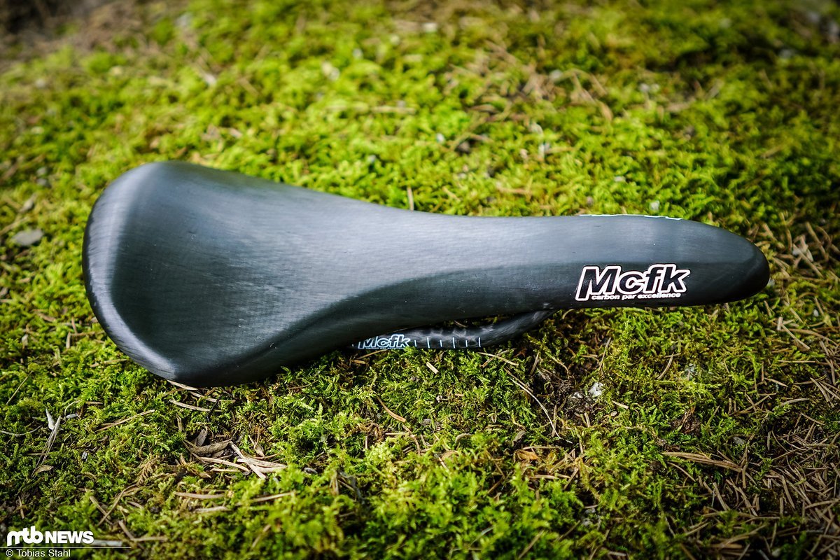 Der Mcfk Sattel Carbon fällt relativ flächig aus und steigt nach hinten stark an Der Mcfk Sattel Carbon fällt relativ flächig aus und steigt nach hinten stark an