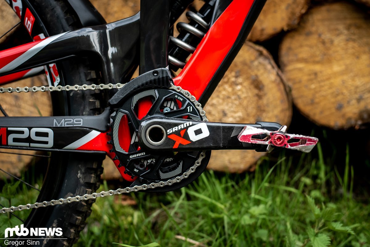 Der Fahrer steht auf der leichten SRAM X01 DH-Carbon-Kurbel Der Fahrer steht auf der leichten SRAM X01 DH-Carbon-Kurbel