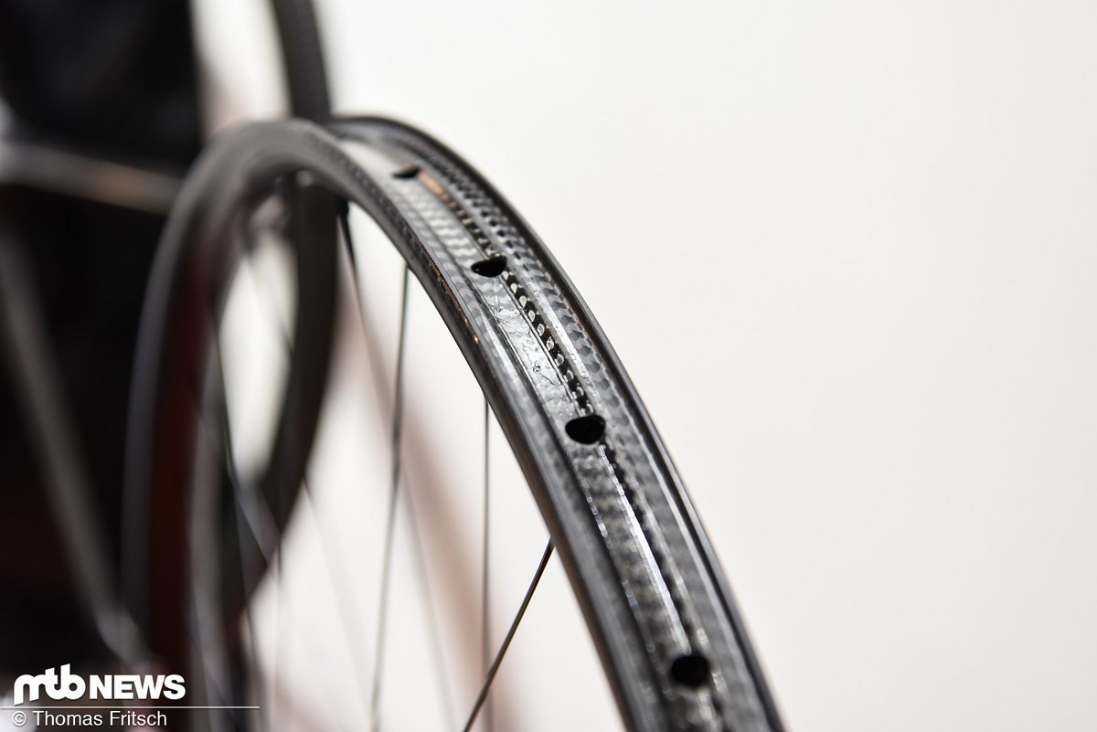Die Felgen weisen wie ihre Vollcarbonpendands ein Hooklessdesign zur besseren Fixierung des Reifens auf Die Felgen weisen wie ihre Vollcarbonpendands ein Hooklessdesign zur besseren Fixierung des Reifens auf