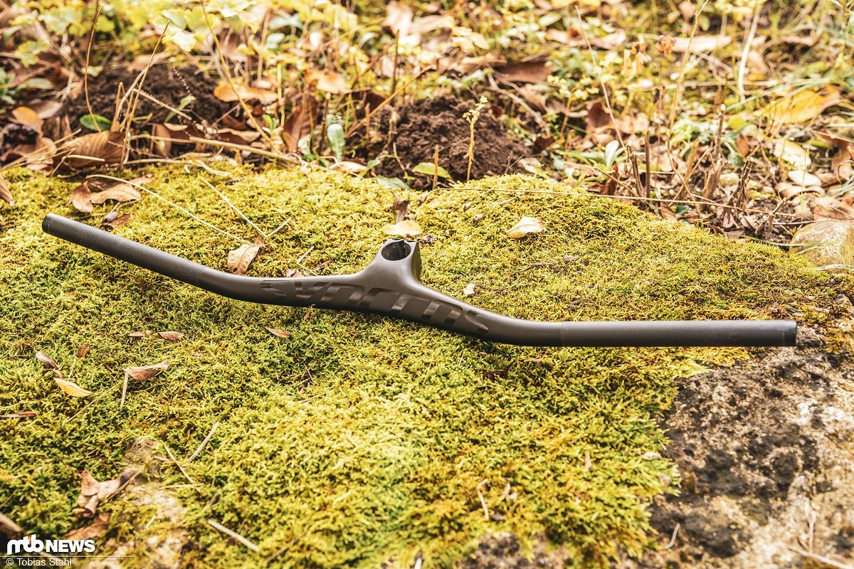 Ungewöhnlich: Die Lenker-Vorbau-Einheit kompensiert die eigentliche Vorbaulänge unauffällig Ungewöhnlich: Die Lenker-Vorbau-Einheit kompensiert die eigentliche Vorbaulänge unauffällig