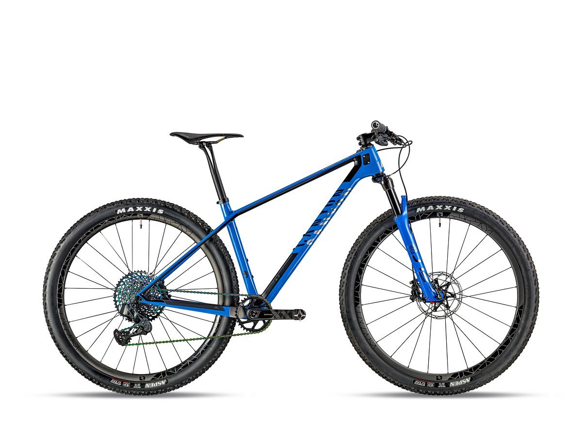 Das Topmodell Exceed CF SLX 9 Race Ltd mit elektronischer Schaltung von SRAM überrascht mit auffällig knalliger Lackierung Das Topmodell Exceed CF SLX 9 Race Ltd mit elektronischer Schaltung von SRAM überrascht mit auffällig knalliger Lackierung