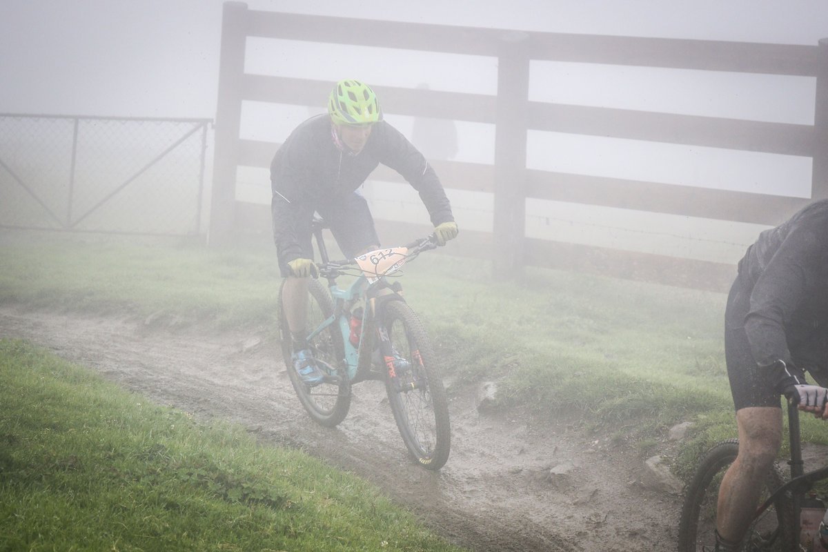 Die Abfahrt auf dem Hacklberg-Trail macht mit dem XC-Bike im Regen richtig Freude. Nur die erfrierenden Hände und Füße schmälern den echten Mountainbike-Spaß an diesem Tag Die Abfahrt auf dem Hacklberg-Trail macht mit dem XC-Bike im Regen richtig Freude. Nur die erfrierenden Hände und Füße schmälern den echten Mountainbike-Spaß an diesem Tag