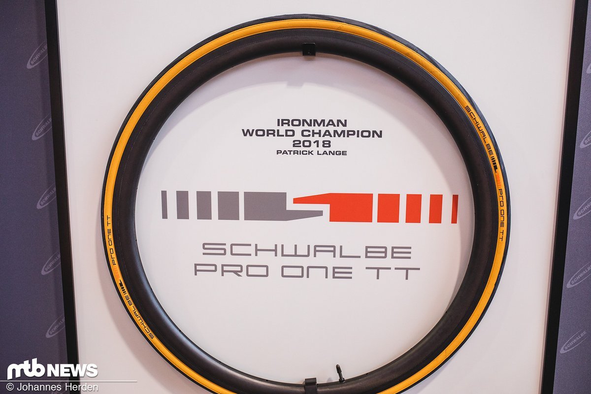 Auch zu sehen waren Sieger-Reifen – beispielsweise der Pro One TT, auf dem Patrick Lange 2018 Ironman World Champion wurde Auch zu sehen waren Sieger-Reifen – beispielsweise der Pro One TT, auf dem Patrick Lange 2018 Ironman World Champion wurde