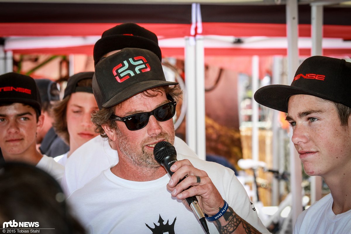 Shaun Palmer hat auf dem Sea Otter Classic nicht nur das unter seiner Schirmherrschaft laufende Downhill-Nachwuchs-Team vorgestellt, sondern auch sein neues Bike Shaun Palmer hat auf dem Sea Otter Classic nicht nur das unter seiner Schirmherrschaft laufende Downhill-Nachwuchs-Team vorgestellt, sondern auch sein neues Bike