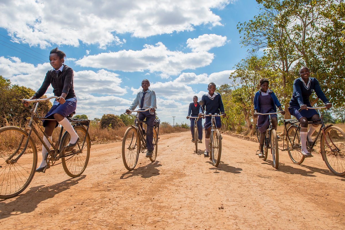 Chiawa in Sambia: Schüler mit Schulwegen von mehr als 6 km erhalten Buffalo Bikes Chiawa in Sambia: Schüler mit Schulwegen von mehr als 6 km erhalten Buffalo Bikes