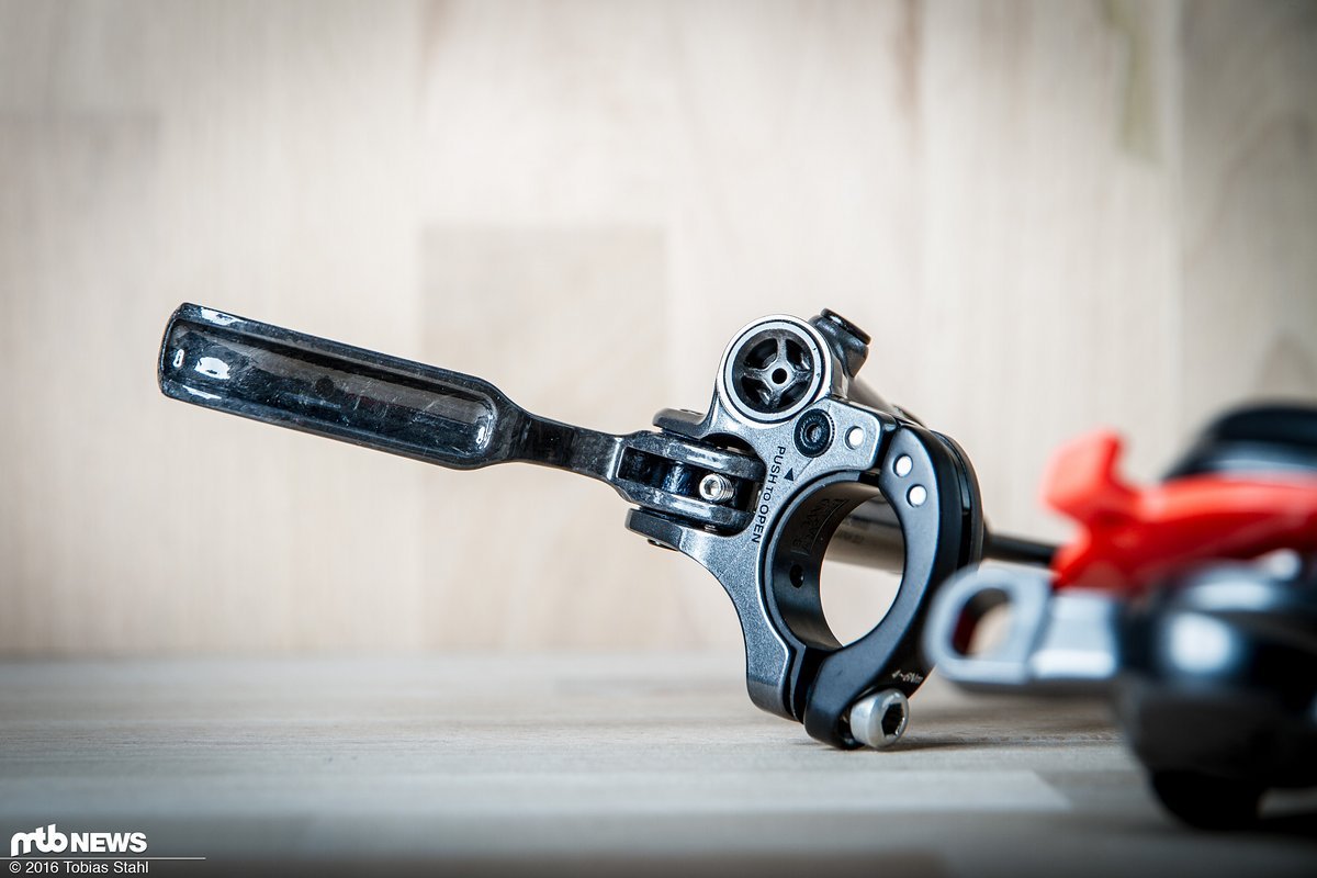 Die Klemmschelle ist wie bei Shimano üblich zweigeteilt und mit einer Sicherung versehen Die Klemmschelle ist wie bei Shimano üblich zweigeteilt und mit einer Sicherung versehen