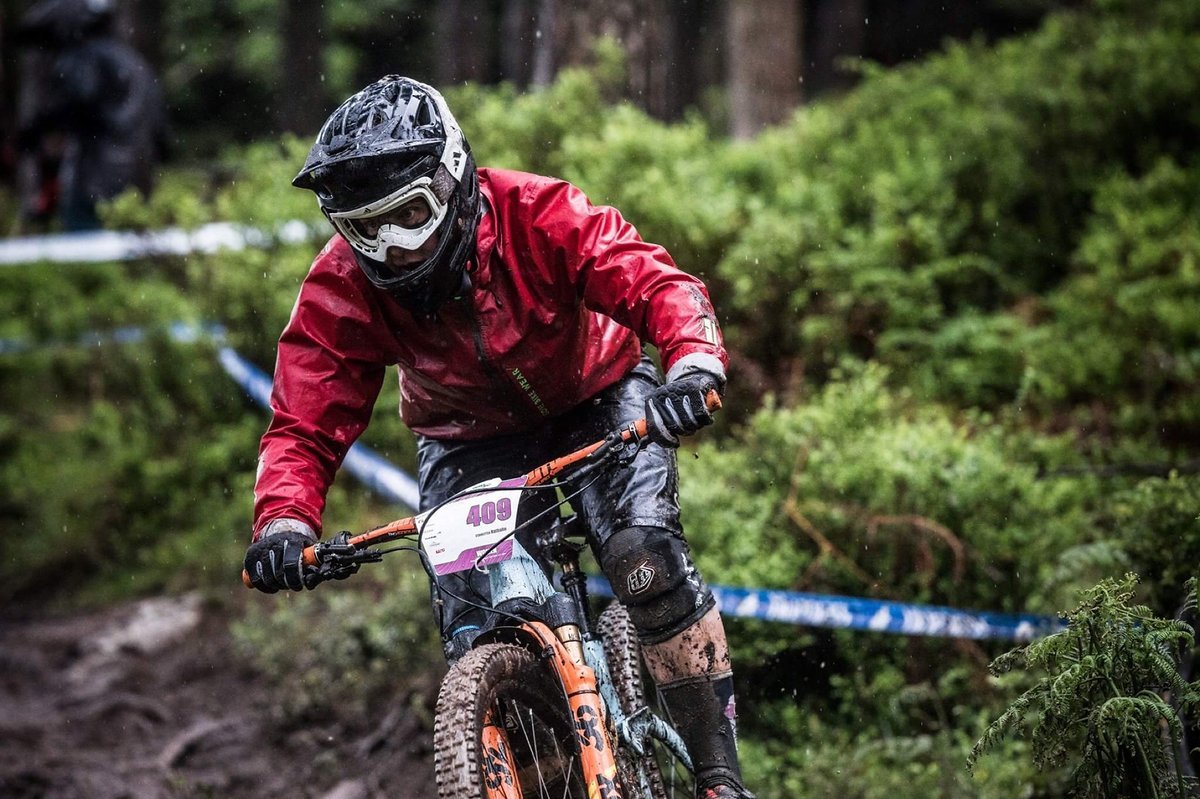 Volle Konzentration beim Training. Ich fühle mich zwar nicht unbedingt schnell, aber die rutschigen Trails machen richtig Bock! Volle Konzentration beim Training. Ich fühle mich zwar nicht unbedingt schnell, aber die rutschigen Trails machen richtig Bock!