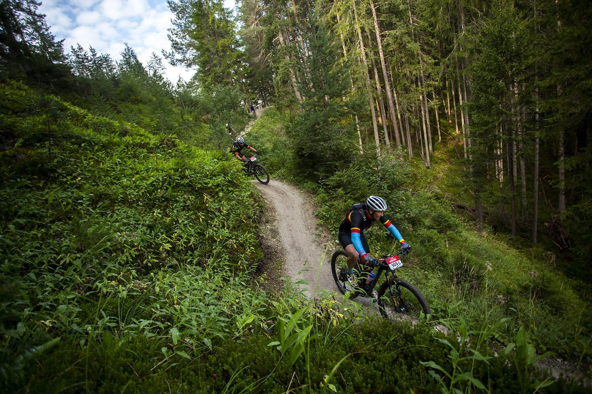 Trails ohne Ende: Ob es ein Etappenrennen mit einem höheren Trailanteil gibt als das Swiss Epic? Wir wagen es zu bezweifeln ... Trails ohne Ende: Ob es ein Etappenrennen mit einem höheren Trailanteil gibt als das Swiss Epic? Wir wagen es zu bezweifeln ...