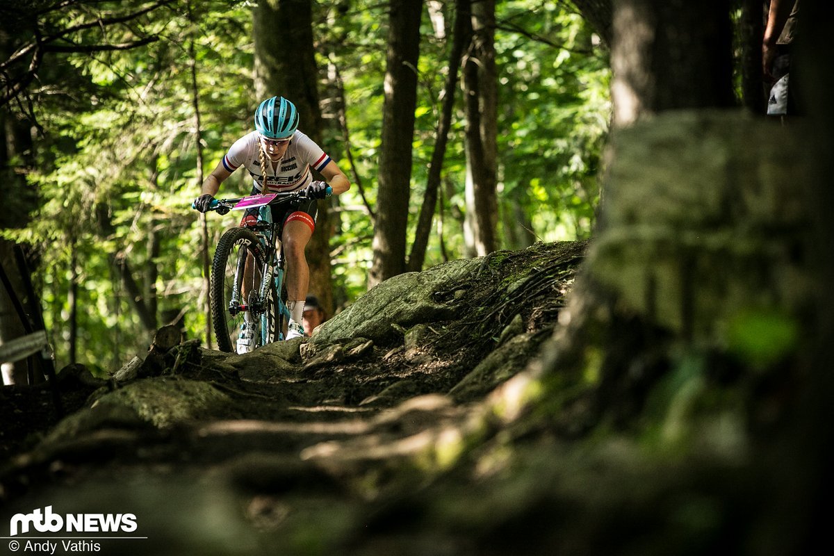 Evie Richards kämpft sich durch den Wald von Mont-Sainte-Anne. Die Strecke in Quebec gilt als eine der schwersten im Weltcupzirkus. Evie Richards kämpft sich durch den Wald von Mont-Sainte-Anne. Die Strecke in Quebec gilt als eine der schwersten im Weltcupzirkus.