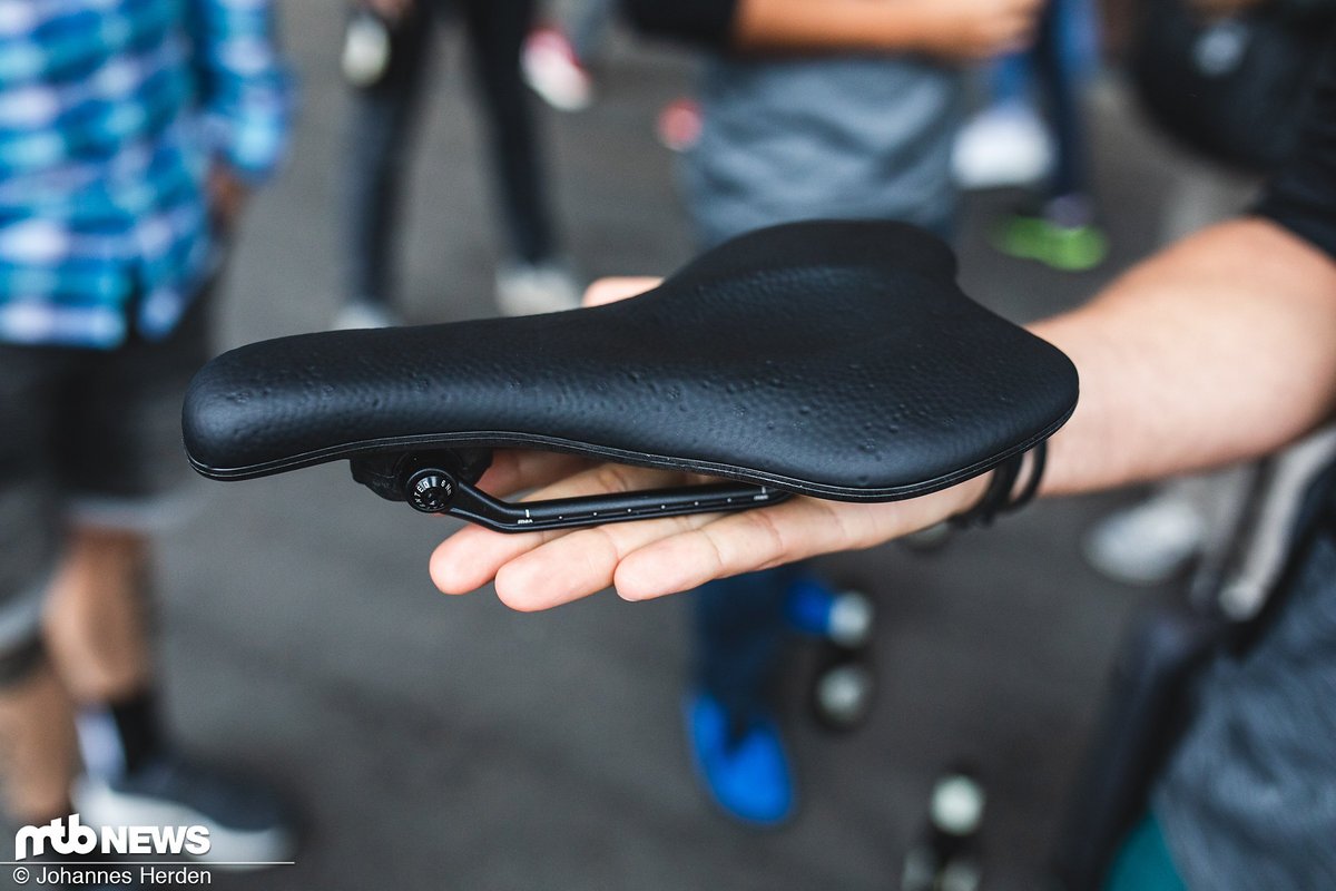 Der neue Bikeyoke Sagma-Sattel hebt sich deutlich von der Masse ab und ist ab Ende Oktober für einen Preis von 129 € erhältlich Der neue Bikeyoke Sagma-Sattel hebt sich deutlich von der Masse ab und ist ab Ende Oktober für einen Preis von 129 € erhältlich